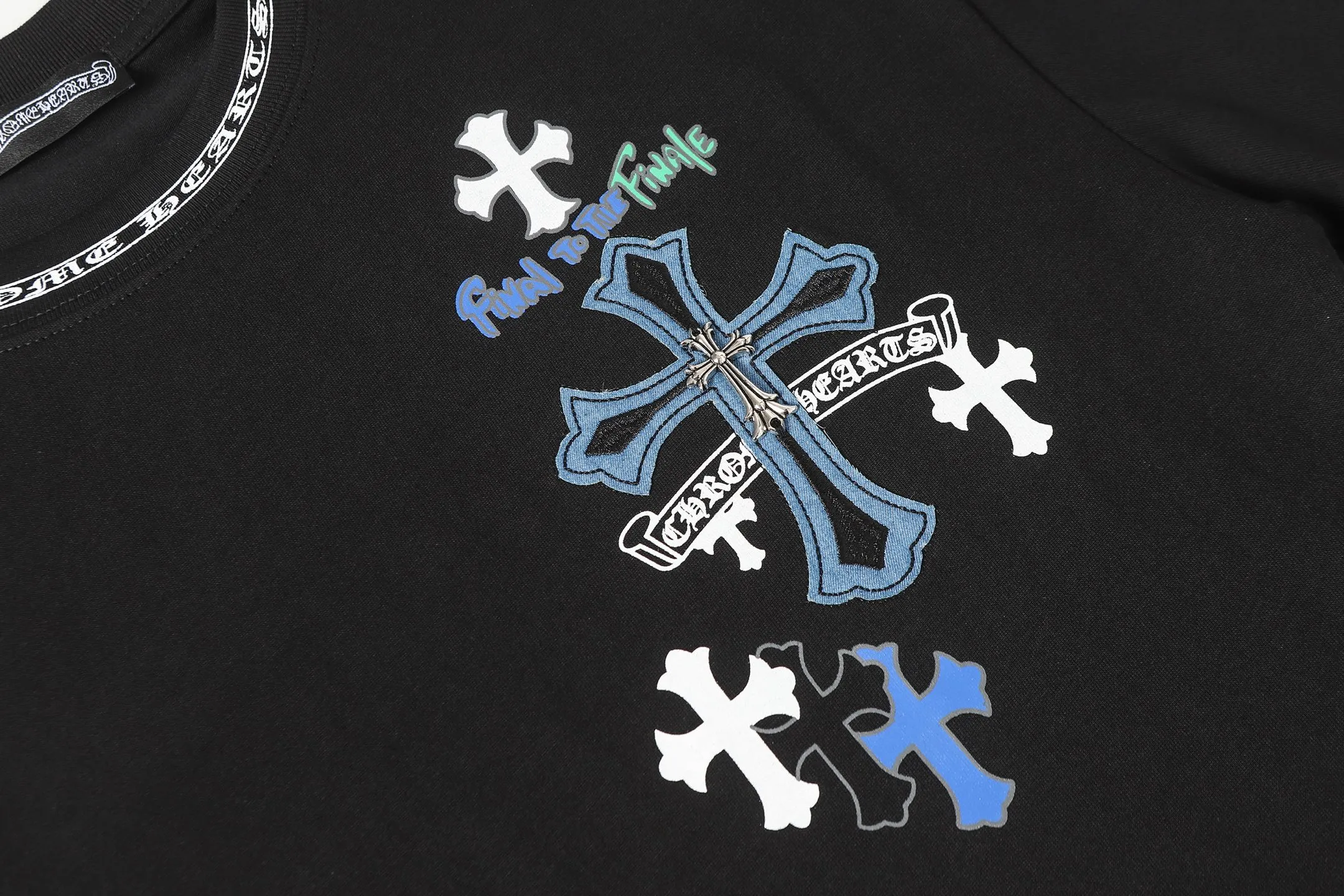 P170 Chrome Hearts CH Chrome Hearts Cross ✝️Denim embroidered Sanskrit short-sleeved T-shirt. Printed using direct injection imported machines. Hardware and accessories are all milled and customized. Correct configuration. Black 2025 Chrome Hearts authentic packaging. 260 grams of custom-dyed double yarn cotton. Large version. Loose and stylish. Differentiated from low version, slim and long version with upper body and hips. 100% commitment: top quality. Not fast food. Highest version on the market. Top quality - different from ordinary versions on the market. If you care about quality, you should also respect the price. Absolutely 0 after-sales service and 0 return rate so far. It’s hard not to love the style - 260g double yarn cotton custom dyed fabric - Correct high-density main mark, washed tag, hand-sewn